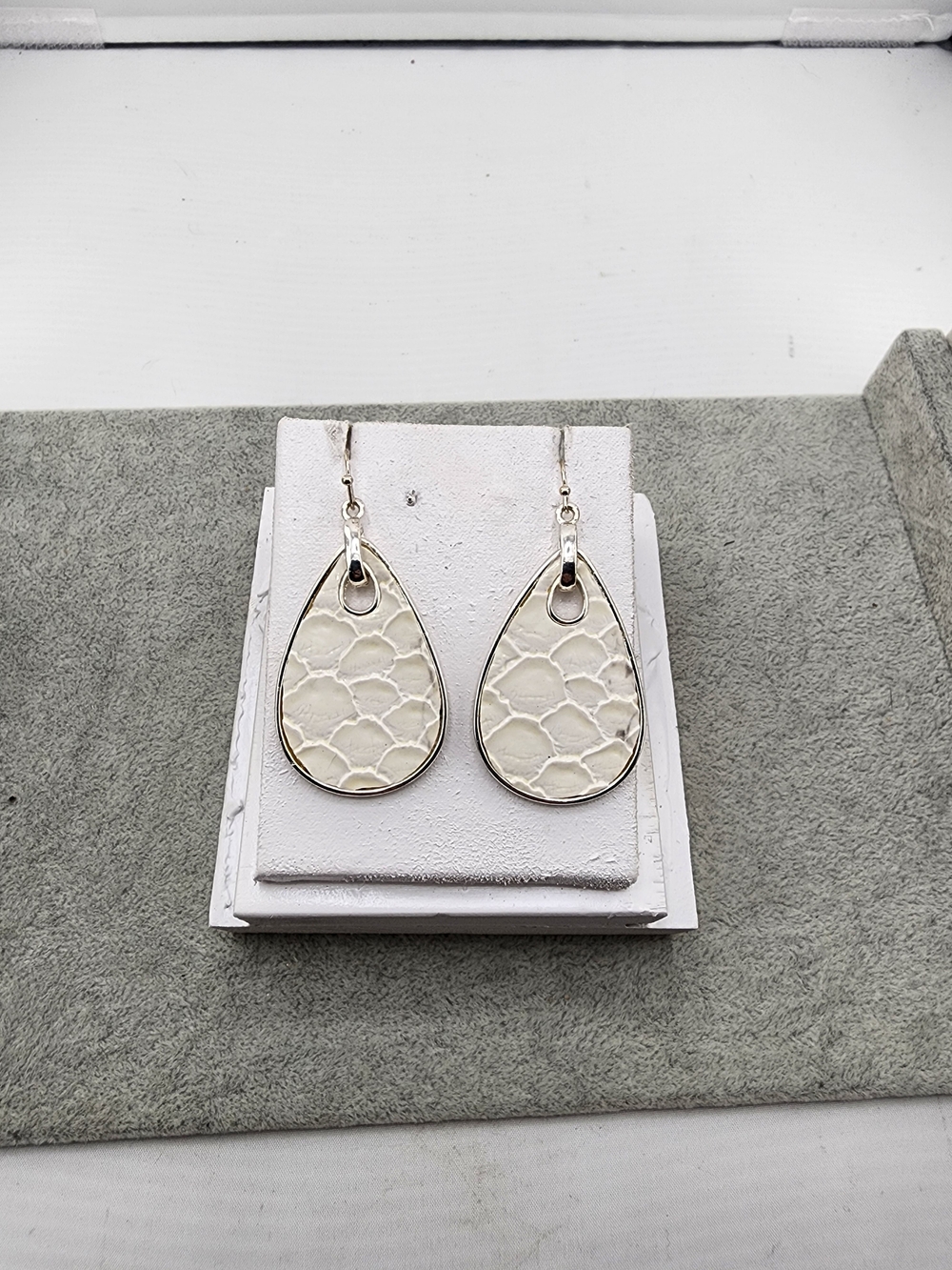 Elegant White Teardrop Leather-Textured Dangle Earrings 0497